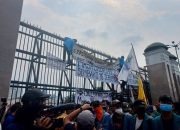 Demo Mahasiswa di Gedung DPR Ricuh, Polisi Bubarkan Massa Aksi dengan Tembakan Gas Air Mata