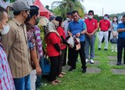 Gubernur Ansar dan Mantan Gubernur Isdianto Promosikan Olahraga Golf Melalui Pembagian Sembako