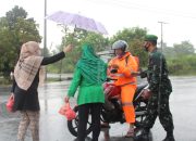 Meski Hujan, Kodim 0317 Karimun Bagi Ratusan Paket Takjil