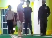Terganggu Aktifitas Bangunkan Sahur, Seorang Pria di Batam Bawa Parang Kedalam Masjid