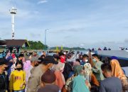 Regulasi Lamban, Ratusan Penumpang Tertumpuk di Pelabuhan Jagoh Lingga