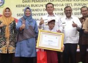 Gubernur Kepri Serahkan Bantuan Pengganti Motor RT/RW