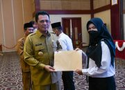 Gubernur Kepri Menyerahkan 243 SK Untuk Formasi PPPK Guru Tahap II