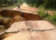 Waspada! Sejumlah Ruas Jalan Bintan Rusak, Jembatan Penghubung Gesek Terputus