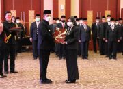 Gubernur Ansar Sematkan Tanda Kehormatan dan Penghargaan PNS Purna Bakti