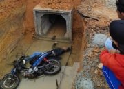 Dugaan Proyek Jalan Tanjung Sebauk Tanpa Rambu Keselamatan Renggut Nyawa Pemotor