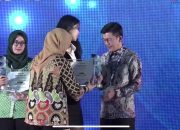 Kadis Kominfo Terima Penghargaan Juara II Nasional Untuk Video Kerja Nyata Kepri Terang