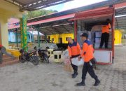 Sekdaprov Kepri dan Ketua TP-PKK Serahkan Bantuan Pemprov Kepri Untuk Korban Bencana Banjir Natuna