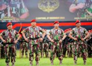 Disematkan Baret Merah Kopassus, Kapolri: Jangan Ragukan Sinergisitas TNI-Polri Jaga NKRI