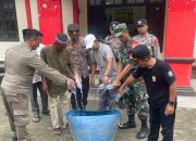 Polsek Tambelan & Tokoh Masyarakat Musnahkan Ratusan Botol Miras Hasil Tangkapan