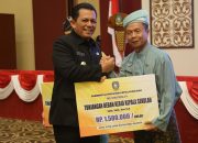 Gubernur Ansar Serahkan Tunjangan Kenaikan Gaji & Melantik Pejabat Pendidikan 