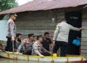 Gunakan Sampan, Kapolres Bintan Kunjungi Warga Terdampak Banjir & Bagikan Paket Sembako
