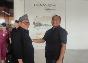 Ketum SMSI dan Wasekjen Tiba di Batam, Rinaldi Samjaya Pakaikan Tanjak Melayu
