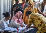 Gubernur Ansar dan Keluarga Gunakan Hak Pilih di TPS 002 Tanjungpinang Timur