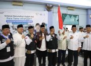 Bersama Gubernur Kepri dan Pimpinan OPD, Irjen Pol Yan Fitri Lepas Jemaah Haji Kloter I