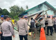 Polres Bintan dan Sat Brimob Polda Kepri Bantu Warga Lobam Korban Angin Puting Beliung 