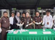 Kejari Tanjunginang Musnahkan Barang Bukti Berbagai Tindak Pidana