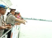 Kapolres Bintan Pimpin Upacara Larung Bunga Dilaut Untuk Mengenang Jasa Pahlawan