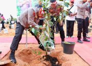 Rangkaian Peringatan Hari Bhayangkara78, Irjen Pol Yan Fitri Tanam Pohon Sekitar Kawasan Mapolda Kepri