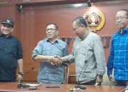 Ketua PWI Pusat Dan Ketua Dewan Kehormatan Jabat Tangan Penanda Selesainya Masalah Internal