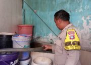 Bhabinkamtibmas Fajar Ramadhan Bagikan Air Bersih Untuk Warga Bukit Semprong