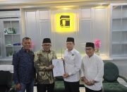 Ketum Partai Persatuan Pembangunan Serahkan Rekom Dan SK Dukungan Untuk Lisdarmansyah