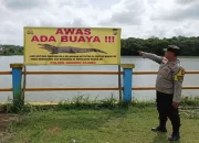 Polsek Gunung Kijang Pasang Spanduk Waspada Buaya di Waduk Gesek, Bintan