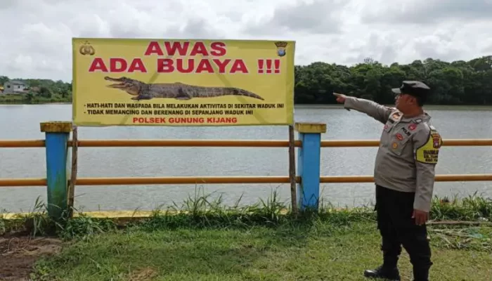 Polsek Gunung Kijang Pasang Spanduk Waspada Buaya di Waduk Gesek, Bintan