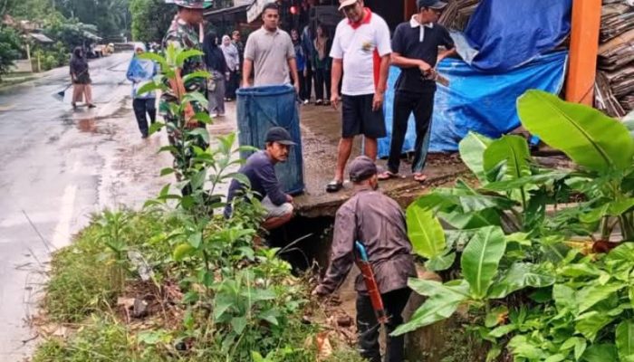 Kelurahan Daik Sepincan Gotong Royong Bersihkan Lingkungan Kampung Pahang Pasca Banjir