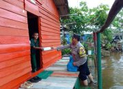 Polsek Bukit Bestari Tanjungpinang Bantu Warga Pesisir Tanjung Unggat Terdampak Banjir Rob