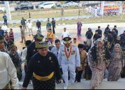 Masyarakat Sambut Kedatangan Gubernur Ansar dan Nyanyang Haris di Bandara RHF Tanjungpinang