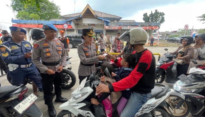 Kapolres Bintan dan Jajaran Bagikan 50 Tiket Mudik Gratis untuk Masyarakat Sekitar