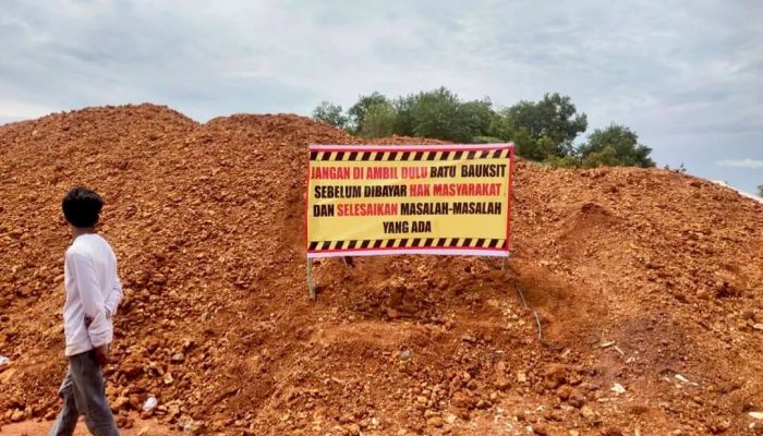 Masyarakat Marok Tua dan Melayu Raya Lingga Segel Ratusan Ton Bauxite Milik PT Hermina Jaya