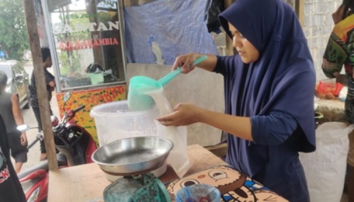Harga Santan Melangit, Emak-Emak Tanjungpinang Tetap Antusias Membeli 