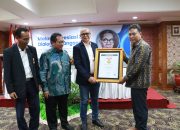 Bupati Simalungun Anton Achmad Saragih Terima Anugerah Sahabat Pers dari SMSI Pusat