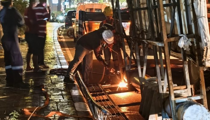Pemko Batam Tertibkan 457 Reklame Tak Berizin, Sisa Bongkaran Bakal Dilelang Jika Tak Diambil Sebelum 1 Juli 2025