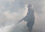 Relawan Ansor Peduli bersama Bhabinkamtibmas Kelurahan Kamboja Melaksanakan Kegiatan Fogging