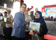 Wali Kota Batam Serahkan Insentif Bagi Ketua RT, RW, LPM, dan Tokoh Masyarakat