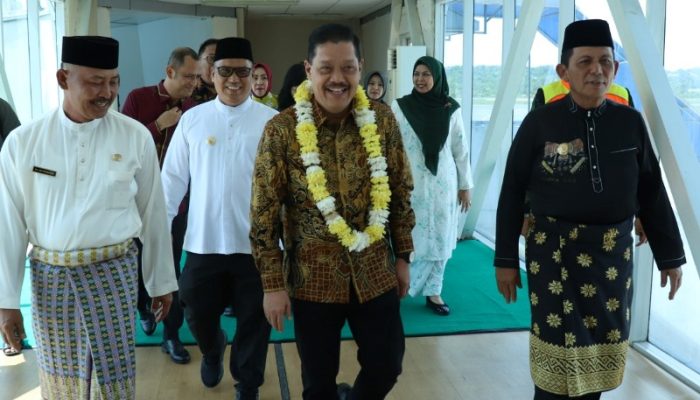 Gubernur Kepri Sambut Kedatangan Kajati Kepri Baru Jehezkiel Devy Sudarso di Bandara RHF Tanjungpinang