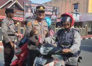 Polsek Tanjungpinang Timur Bagikan Bendera Merah Putih ke Pengendara