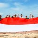 Hut RI ke 80, Polsek Tanjungpinang Barat dan Warga Kibarkan Bendera Raksasa di Pulau Paku