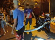 Petugas Damkar Tanjungpinang Lakukan Evakuasi Ular Sanca Masuk Parit Perumahan